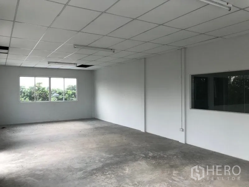 货栈 出租在Khlong Sam Wa, Bangkok - 空置办公室，白墙、吊顶与宽窗。