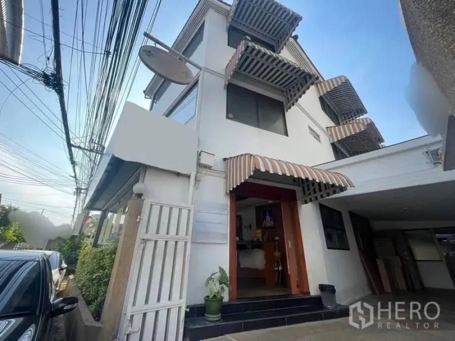 อาคารพาณิชย์ ให้เช่าในPhaya Thai, Bangkok - ด้านหน้าอาคารพาณิชย์สูง 3 ชั้น ย่านอารีย์ มีกันสาดลายทางและประตูรั้ว
