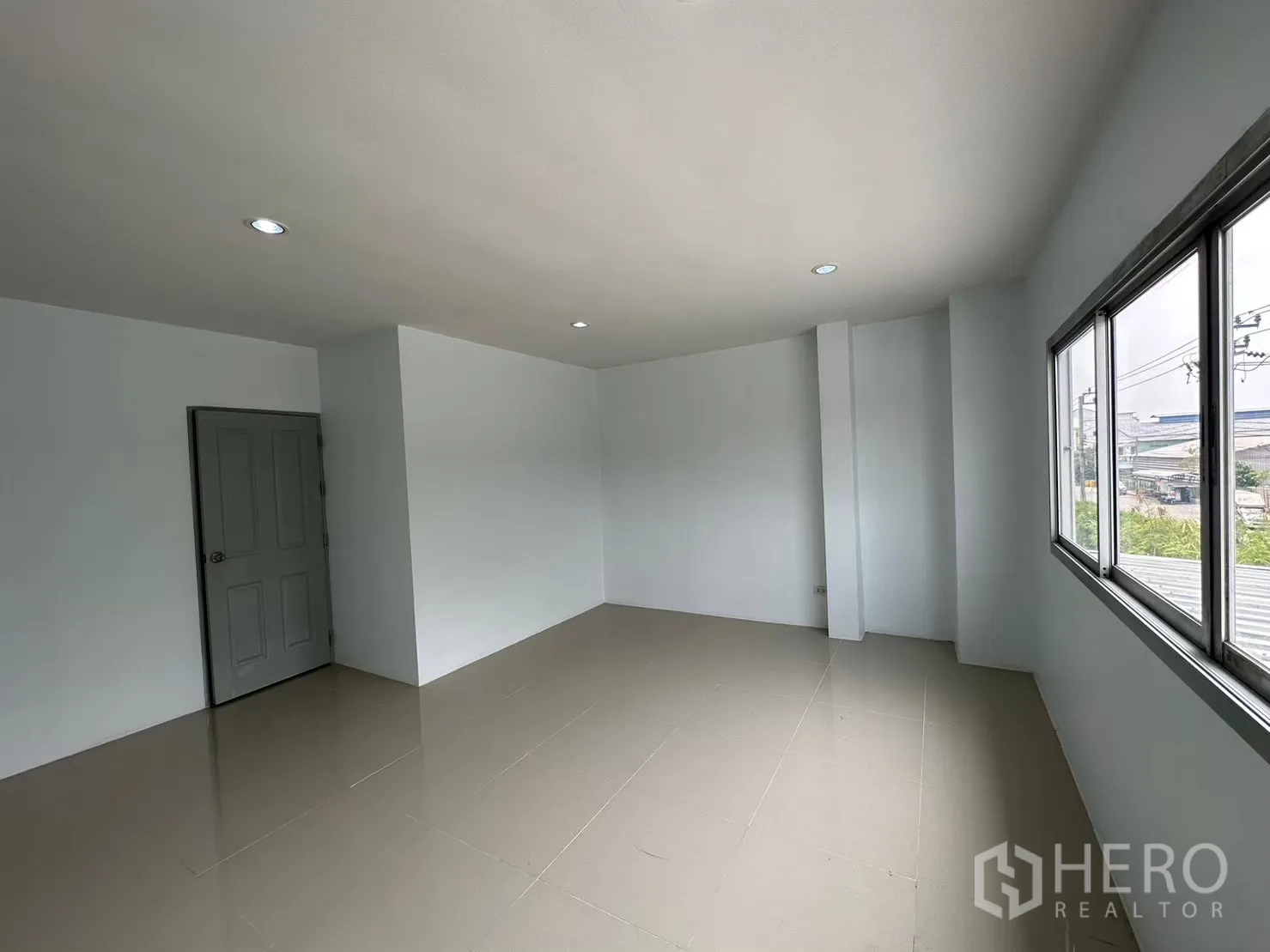 Factory for rent in Bang Bua Thong, Nonthaburi - Bright corner room with recessed lighting and window views.