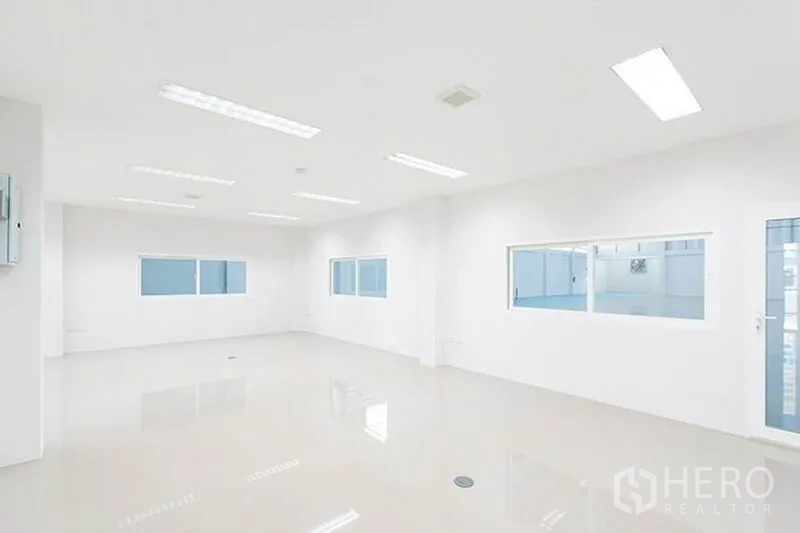 Factory for rent in Bang Phli, Samut Prakan - Bright white office area with windows overlooking the warehouse and LED lighting.