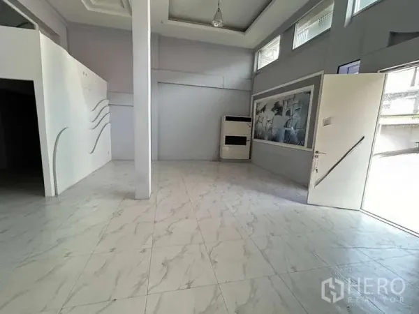 Warehouse for rent in Bang Phli, Samut Prakan - Bright warehouse reception with high ceiling, large windows and marble-look tiled floor