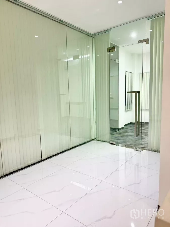 带办公室的家 出租或出售在Wang Thonglang, Bangkok - 玻璃隔断房，推拉门与白色抛光瓷砖地。