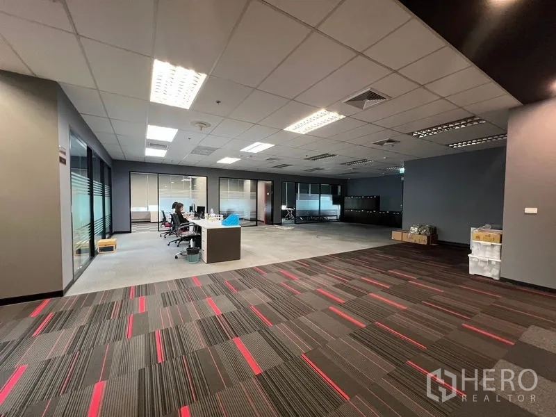 Office Space for rent in Huai Khwang, Bangkok - Bright open-plan area with desks and carpet tiles, ready for workstations.