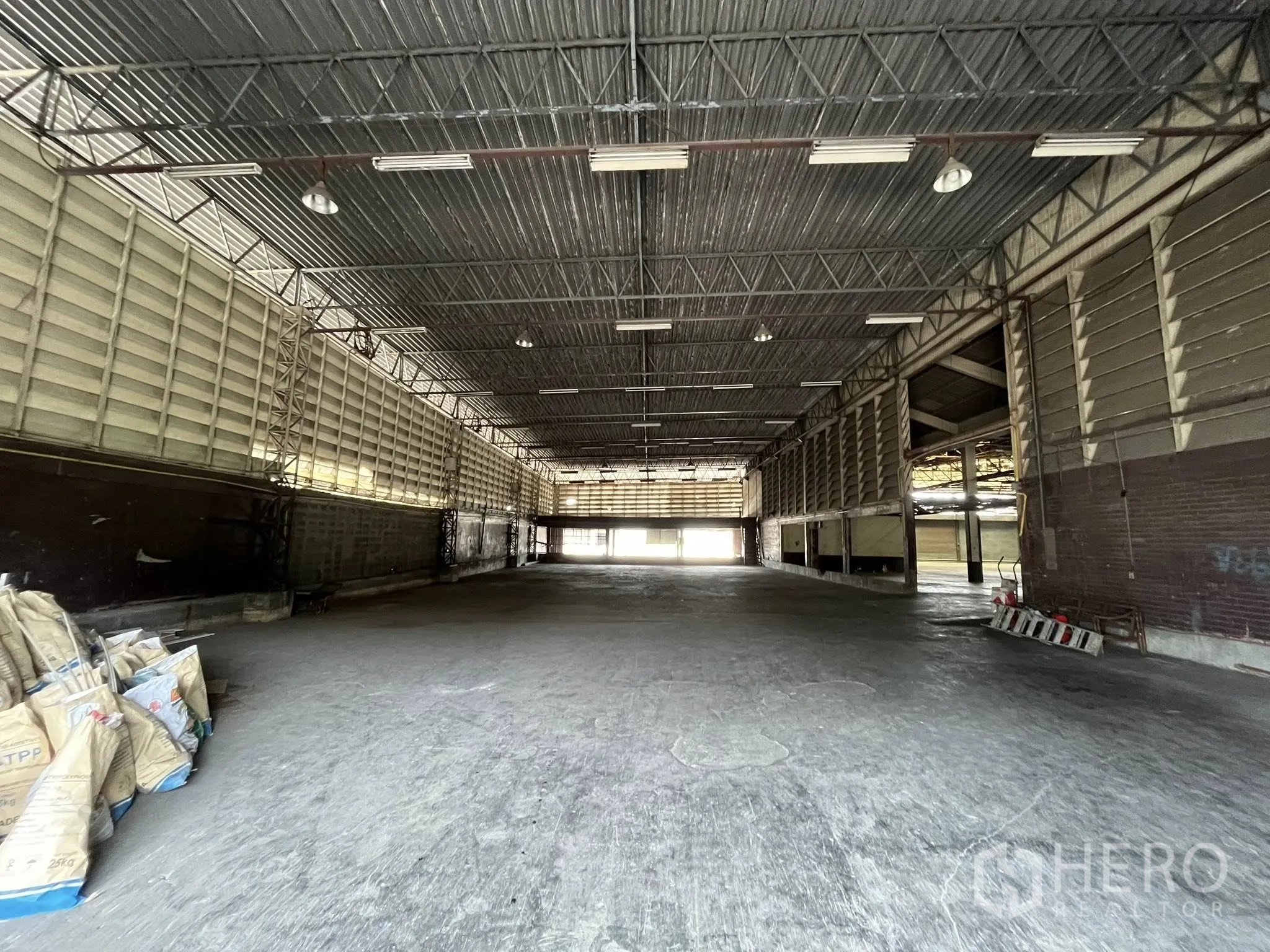Factory for rent in Phra Pradaeng, Samut Prakan - Long-span warehouse bay with ventilated metal walls and high clearance.