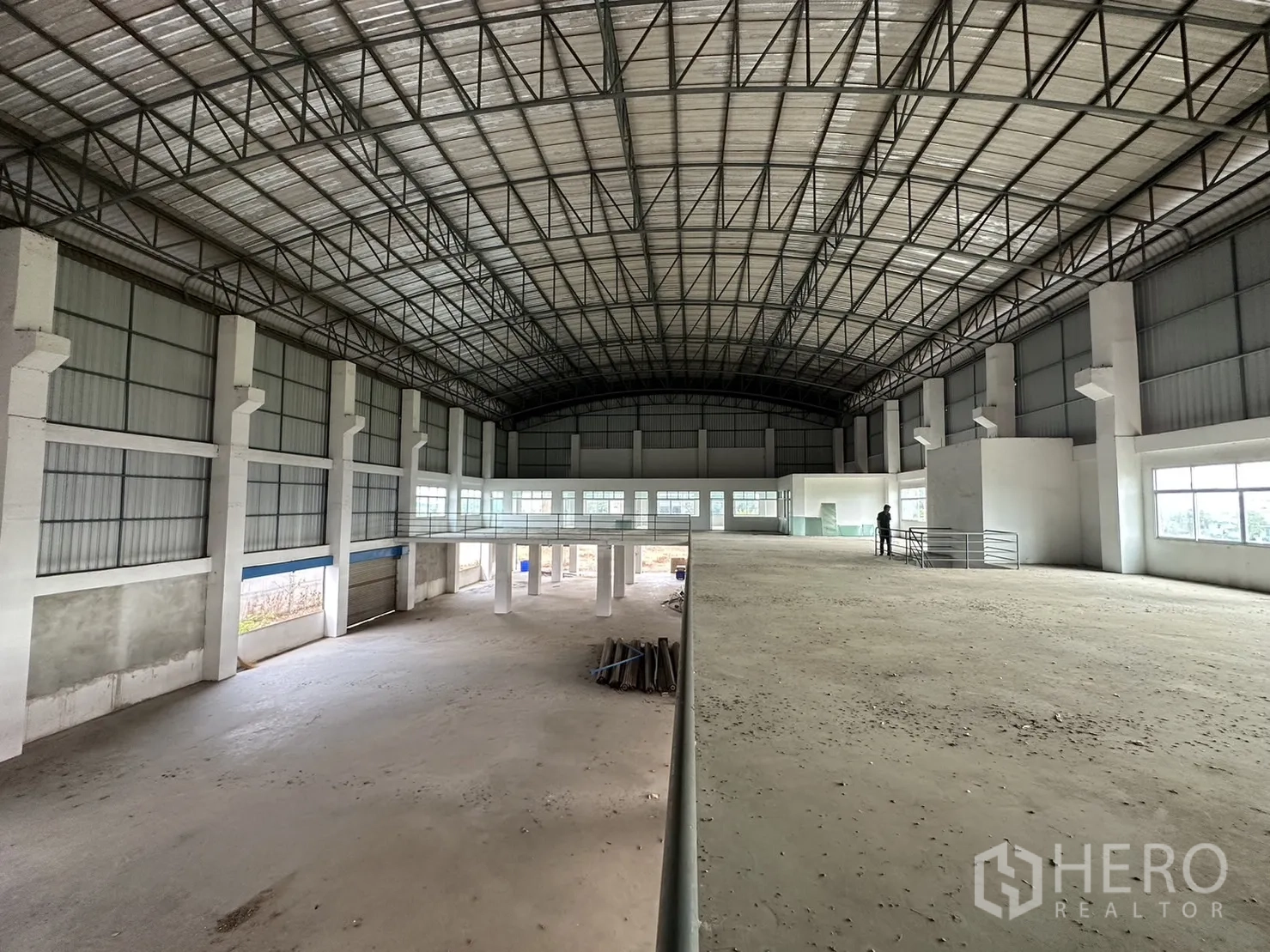 Factory for rent in Pak Kret, Nonthaburi - Elevated perspective over open floor showing high‑bay structure and large windows.
