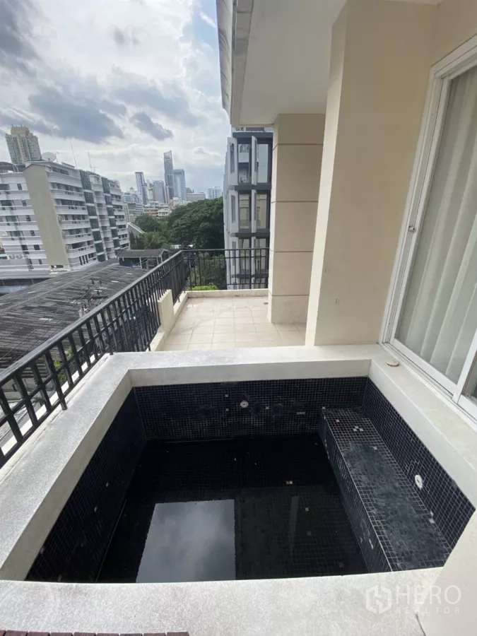 Condominium for rent in Watthana, Bangkok - Balcony plunge pool with city skyline and green views near Phrom Phong BTS.