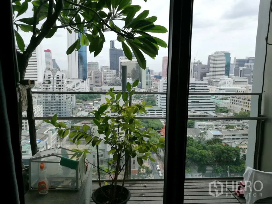 公寓 出租或出售在Sathon, Bangkok - 高楼层阳台摆放盆栽，俯瞰曼谷沙吞的城市天际线。