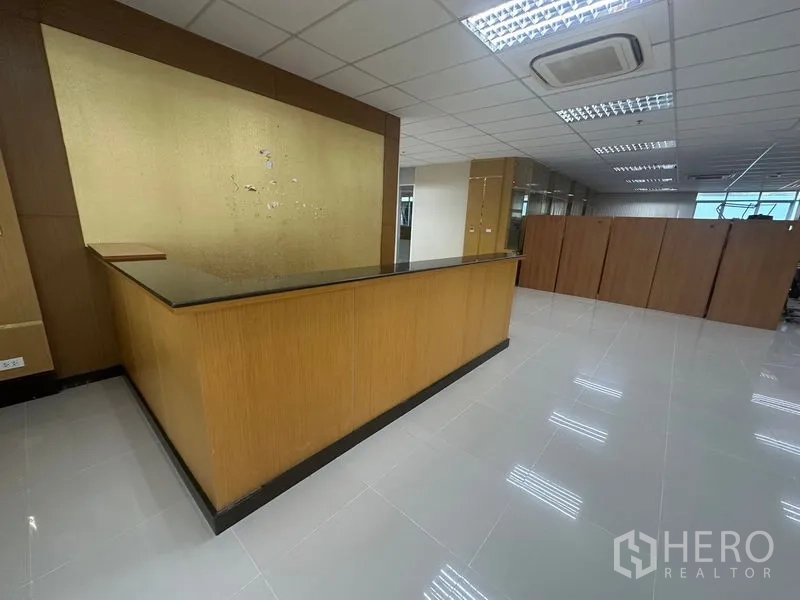 办公空间 出租在Suan Luang, Bangkok - 明亮办公室，玻璃墙、内置储物柜与自然采光。