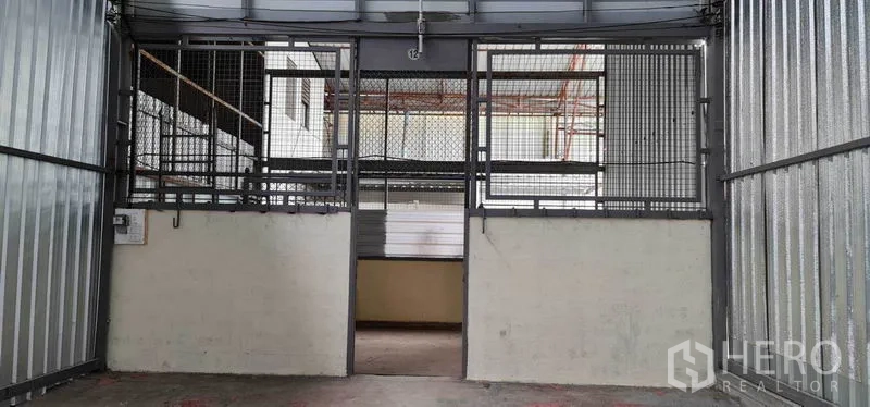 Warehouse for rent in Pak Kret, Nonthaburi - Secure mesh‑partitioned section with a doorway inside the warehouse for valuables.