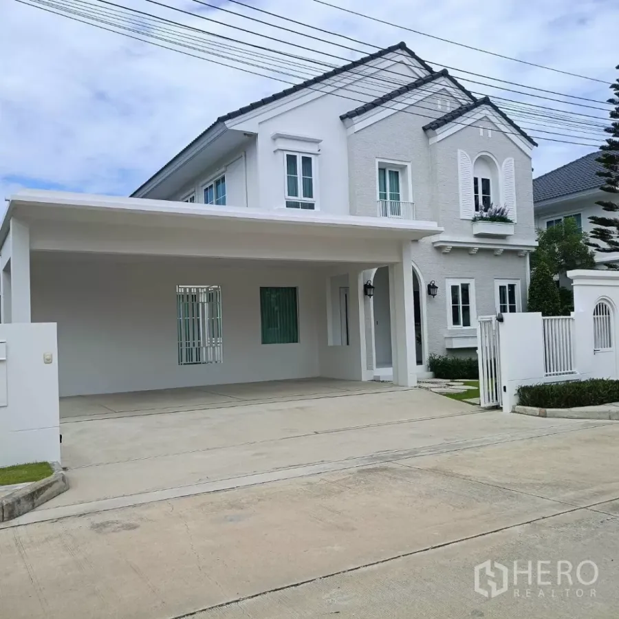 独立式住宅 出租在Bang Phli, Samut Prakan - 两层白色独栋房屋，带可停三辆车的有顶车棚，位于柴雅普鲁克邦那公里15。