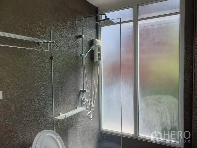 บ้าน ให้เช่าในKhlong Toei, Bangkok - ห้องน้ำพร้อมตู้ shower กระจก และหน้าต่างฝ้า