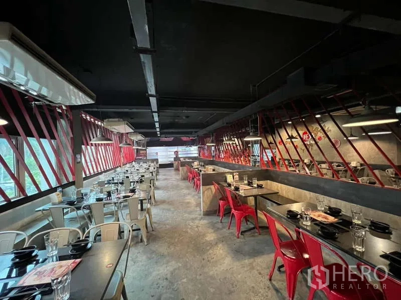Shophouse for rent or sale in Khlong Toei, Bangkok - Large refrigerated display wall with neatly arranged fresh ingredients.