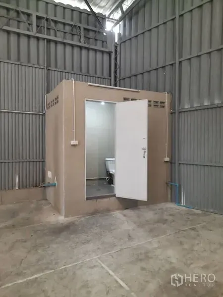 Warehouse for rent in Sathon, Bangkok - Built-in restroom block with sink inside the metal-clad warehouse.