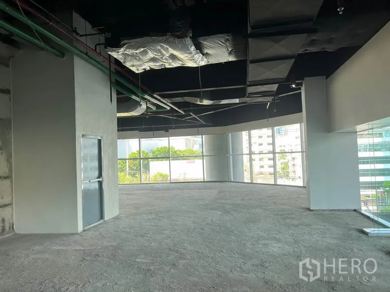 Retail Space for rent in Bang Rak, Bangkok - Corner retail space with wraparound glass frontage and high ceilings near Chong Nonsi.