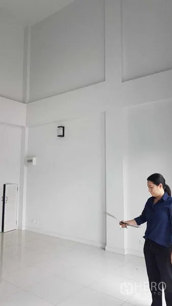 Shophouse for rent or sale in Bang Na, Bangkok - Spacious white interior room with high ceiling and tiled floor, ready for fit-out.