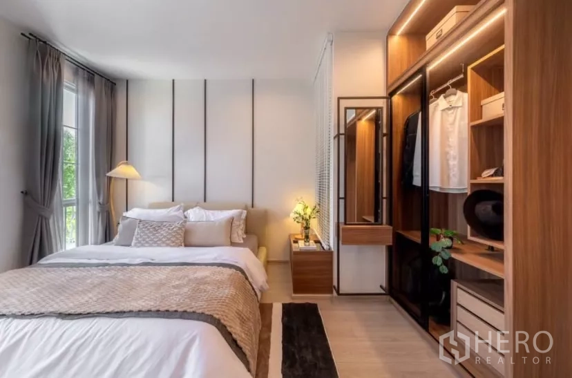 Townhouse for rent in Bang Phli, Samut Prakan - Cozy bedroom featuring built‑in walk‑in wardrobe with warm lighting.