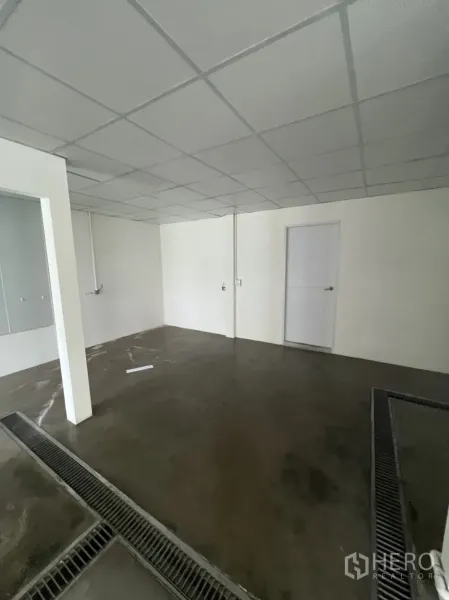 Detached House for rent or sale in Sathon, Bangkok - Open room with grid ceiling and floor drainage channels, suitable for multipurpose use.