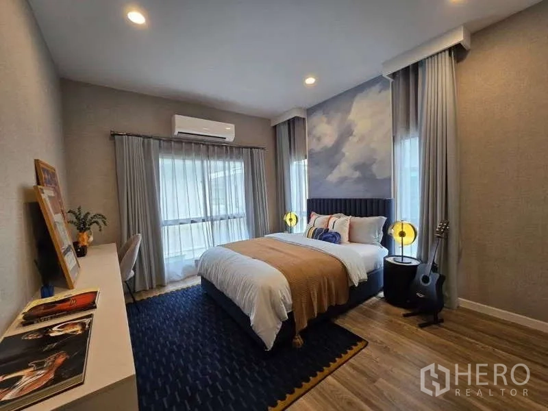 Detached House for rent in Bang Kapi, Bangkok - Bright second bedroom with large windows, mural headboard and wood flooring.