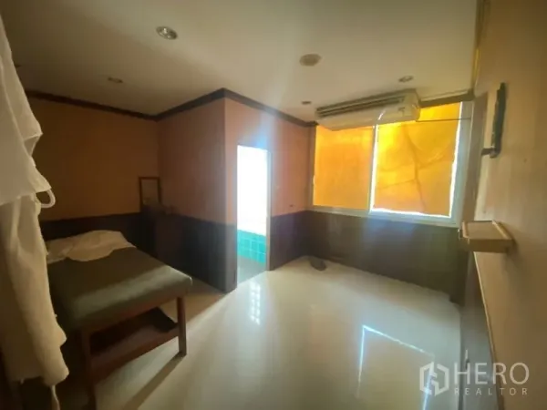 办公空间 出租在Khlong Toei, Bangkok - 带空调的独立房间，窗帘遮阳，连接套内卫浴。