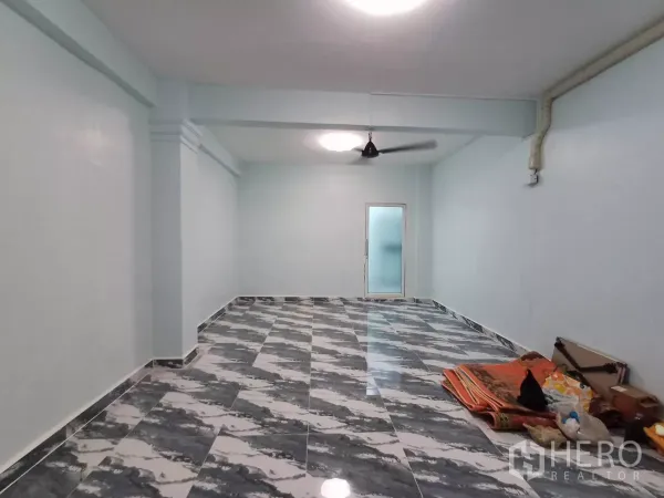 带办公室的家 出租在Phra Khanong, Bangkok - 宽敞多功能房，灰色大理石纹地砖与吊扇。