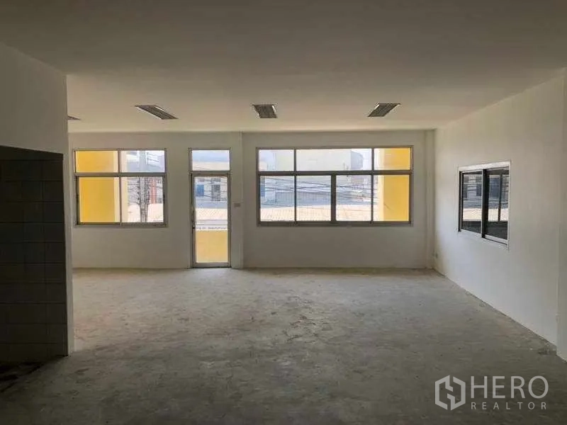 工厂 出租在Khlong Luang, Pathum Thani - 楼上办公室，宽幅窗户引入自然采光，可望前方空地。