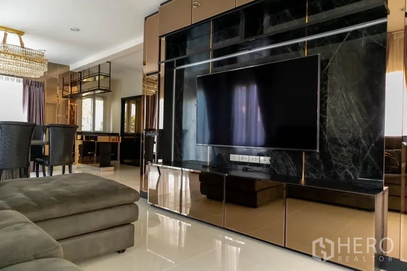 Detached House for rent - Living room with a black marble feature TV wall and view to the dining area