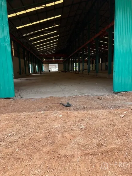 Factory for rent in Mueang Samut Sakhon, Samut Sakhon - Large green sliding doors opening from the yard into the spacious factory interior.