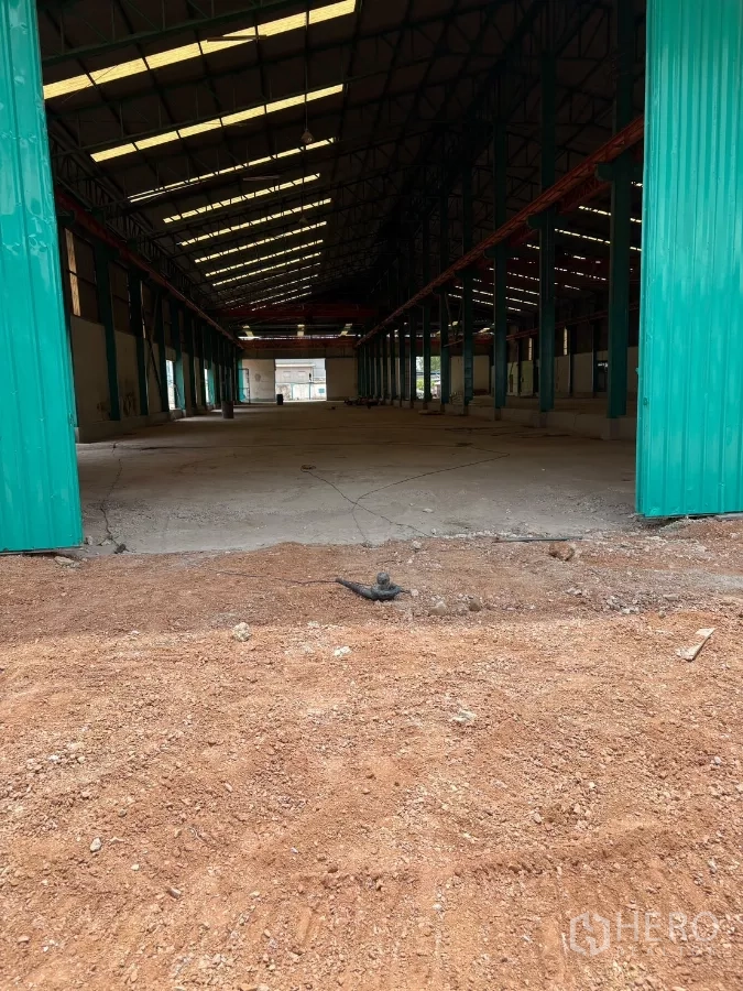 Factory for rent in Mueang Samut Sakhon, Samut Sakhon - Large green sliding doors opening from the yard into the spacious factory interior.