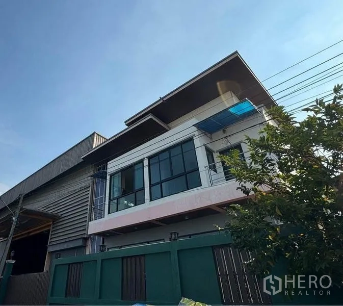 คลังสินค้า ให้เช่าหรือขายในMueang Samut Sakhon, Samut Sakhon - ด้านหน้าอาคารสำนักงานสองชั้นและรั้วรอบข้าง ตั้งอยู่ติดกับตัวโกดัง