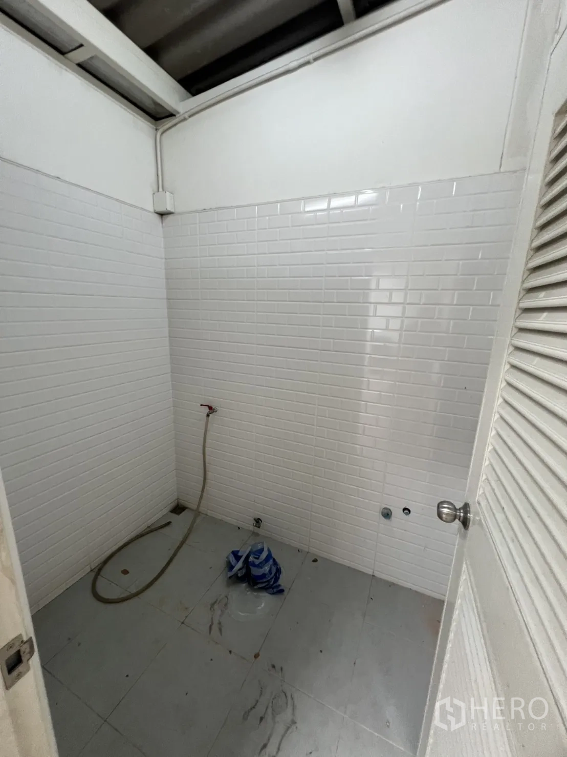 Shophouse for rent in Khlong Toei, Bangkok - Utility room with tiled walls and plumbing ready for pantry or laundry.