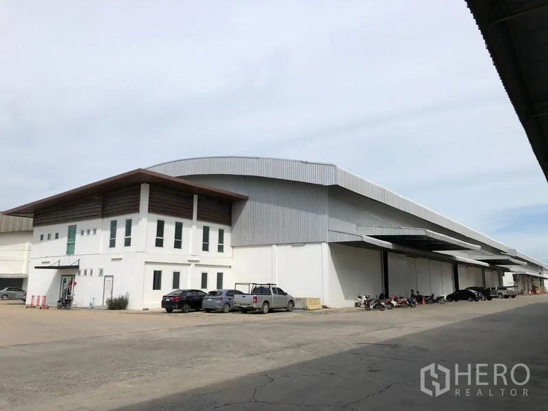 Warehouse for rent in Phra Nakhon Si Ayutthaya - Wide warehouse exterior with long canopy and ample parking space.