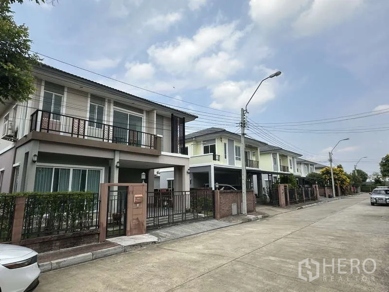独立式住宅 出售在Sai Mai, Bangkok - 整齐的两层住宅一排分布在小区道路两侧。