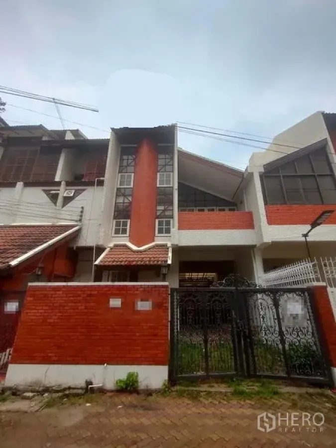 Home Office for rent in Pathum Wan, Bangkok - Multi-level home office facade with red brick and white stucco, wrought-iron gate and tall windows.