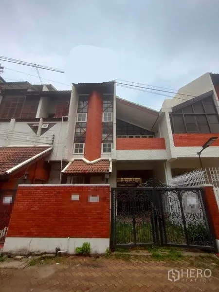Home Office for rent in Pathum Wan, Bangkok - Multi-level home office facade with red brick and white stucco, wrought-iron gate and tall windows.