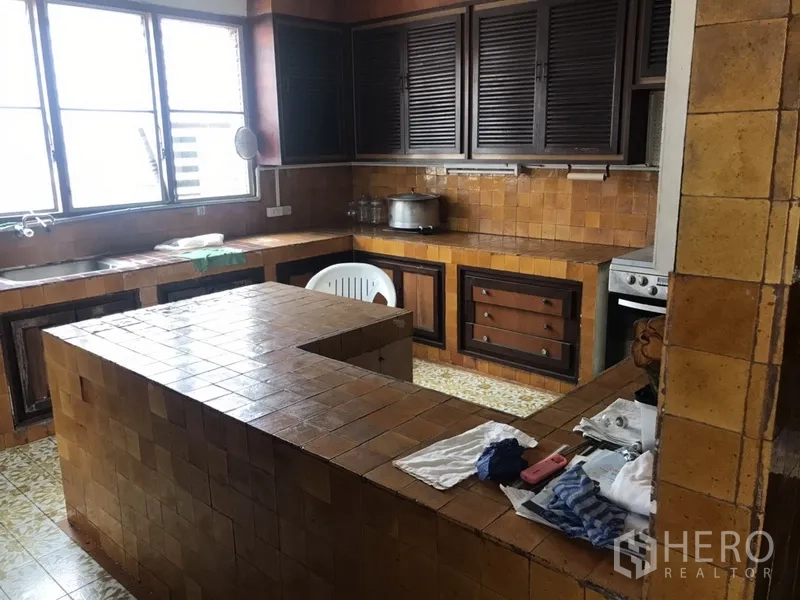 带办公室的家 出租在Khlong Toei, Bangkok - 复古风厨房，U形瓷砖中岛，百叶柜门与大窗户
