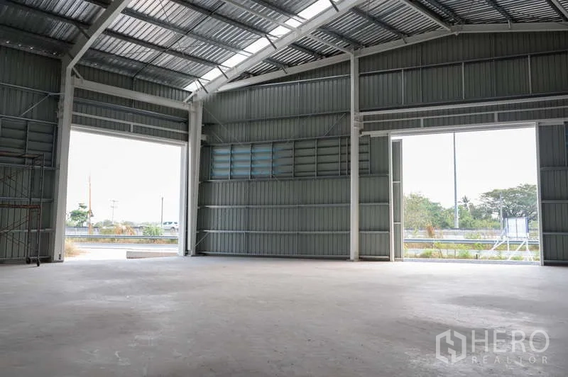 Warehouse for rent in Khlong Luang, Pathum Thani - Bright interior with two large openings to the driveway for easy truck movement.