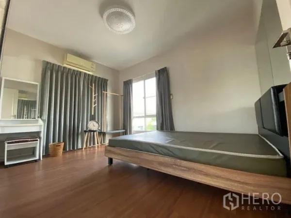 Detached House for rent - Bright second bedroom with wood flooring, two windows and a vanity corner.