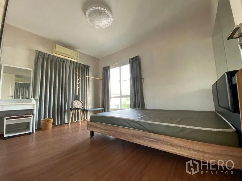 Detached House for rent - Bright second bedroom with wood flooring, two windows and a vanity corner.