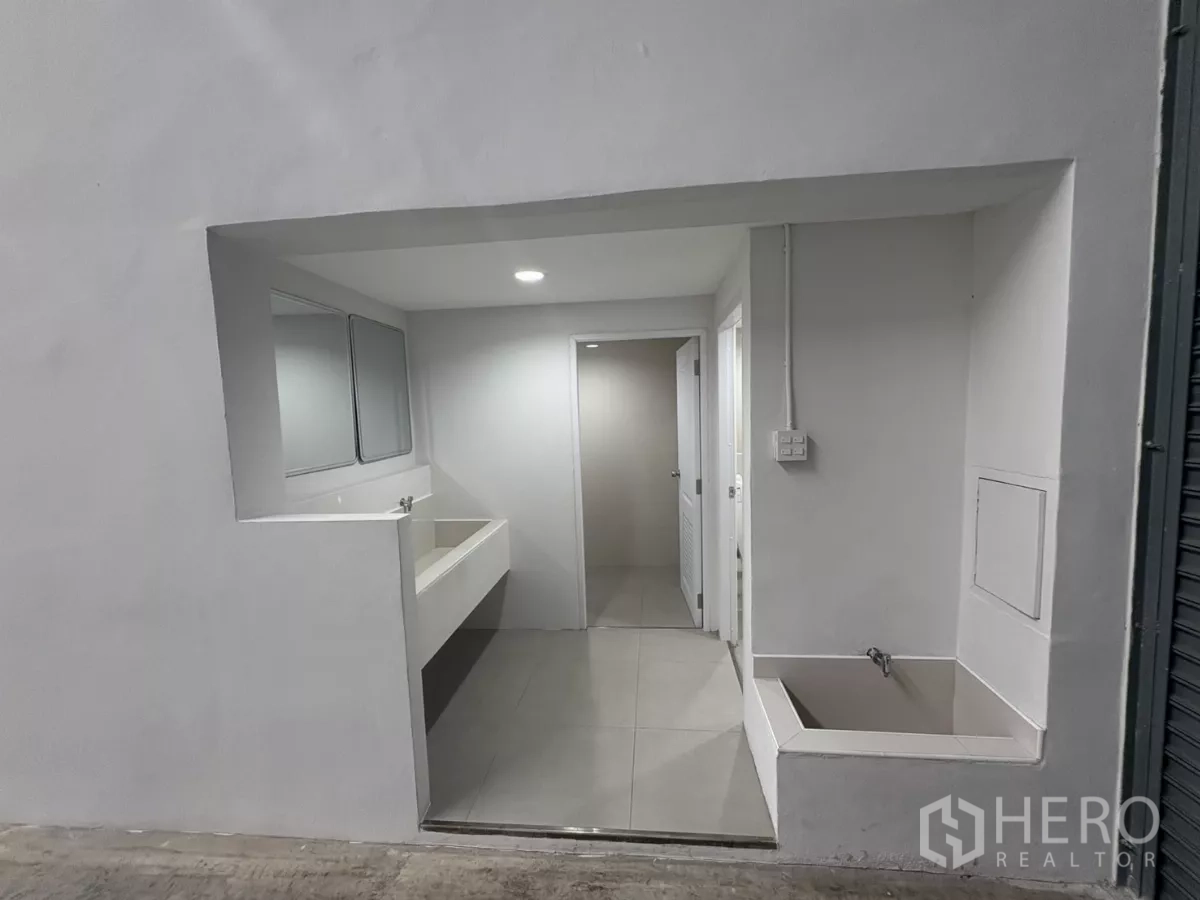 Factory for rent in Bang Phli, Samut Prakan - Factory ground-floor wash area beside the warehouse with sinks and cubicles.
