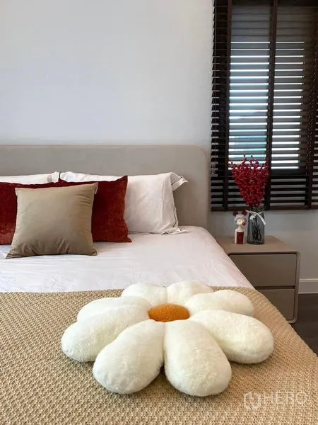 Detached House for rent or sale in Bang Kapi, Bangkok - Guest bedroom with soft bedding, cushions and window blinds.