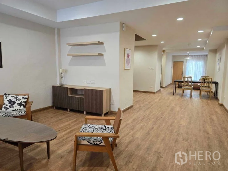 ทาวน์เฮาส์ ให้เช่าในBang Na, Bangkok - ห้องนั่งเล่นพร้อมชุดรับแขก ตู้วางทีวี ชั้นลอย และพื้นไม้