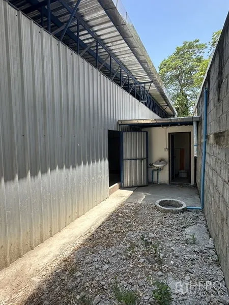 Warehouse for rent in Bueng Kum, Bangkok - Tiled restroom with toilet, urinal and a small ventilation window.