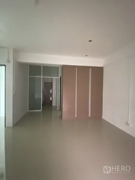 带办公室的家 出租或出售 - 开放式办公区，亮面地坪、白色墙面，并设玻璃隔间