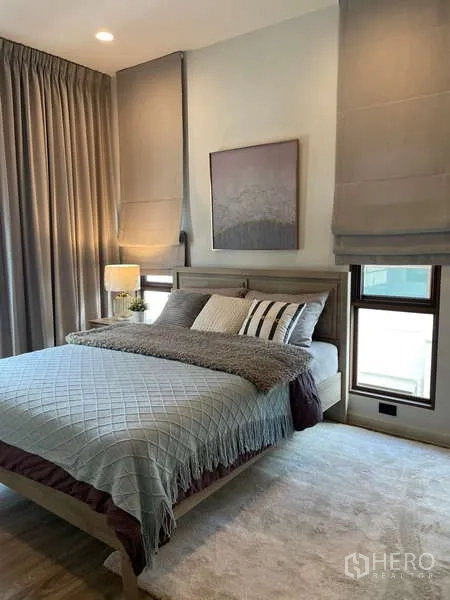 Detached House for rent in Bang Kapi, Bangkok - Third bedroom with warm wood bedframe and twin vertical windows.