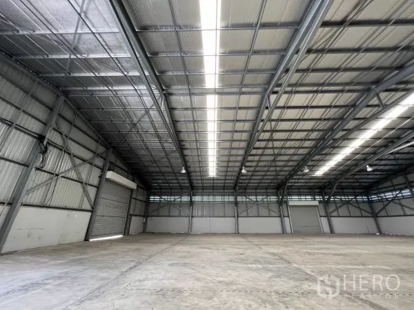 货栈 出租在Sai Mai, Bangkok - 开阔仓储区域，设有多樘大型卷闸门，采光明亮。