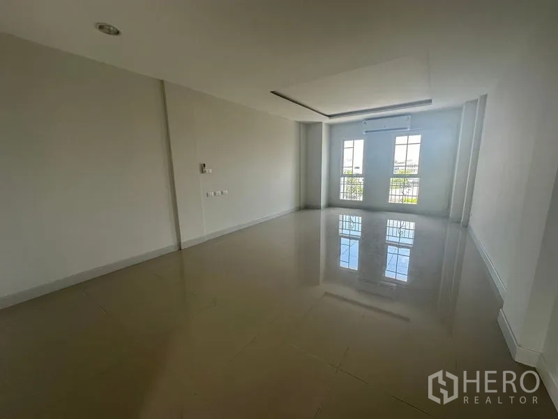 Home Office for rent in Bang Na, Bangkok - Spacious room with French doors to a balcony and feature ceiling with AC.