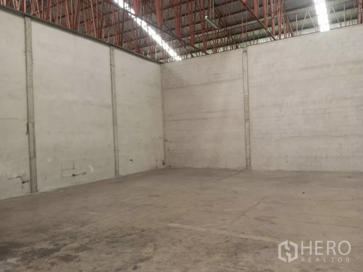 Warehouse for rent in Min Buri, Bangkok - Open storage area with reinforced concrete floor and tall boundary walls.