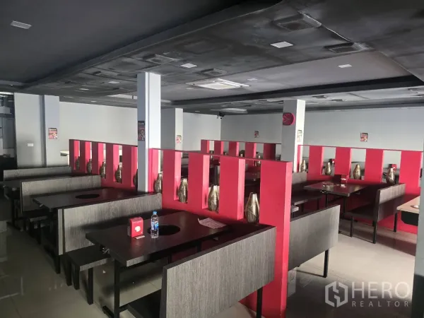 Retail Space for rent in Khlong Toei, Bangkok - Rows of booth tables with red dividers and ceiling ventilation inside a 220-sq.m retail unit near BTS Thong Lo.