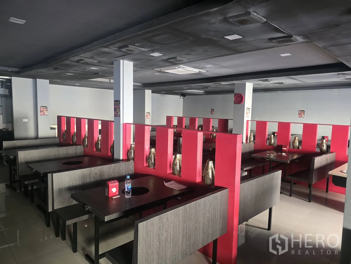 Retail Space for rent in Khlong Toei, Bangkok - Rows of booth tables with red dividers and ceiling ventilation inside a 220-sq.m retail unit near BTS Thong Lo.