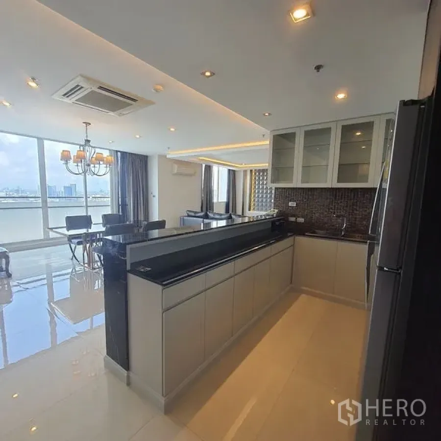 Condominium for rent in Bang Kapi, Bangkok - Modern open kitchen with a long counter beside the dining and living area.